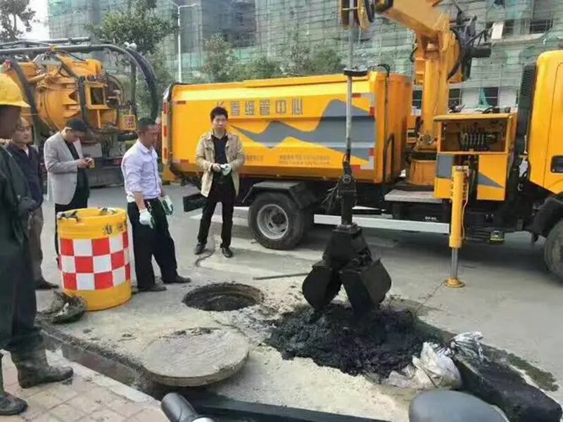 色达街道：网格员化身“清道夫”，为民解忧疏通“堵心”化粪池