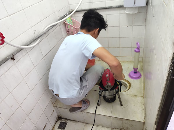 色达肥皂掉到马桶里把马桶堵住了怎么办？马桶堵住了怎么办