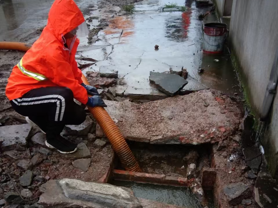 色达专业清理污水池 炜誉市政以规范流程守护城市 “肠道”