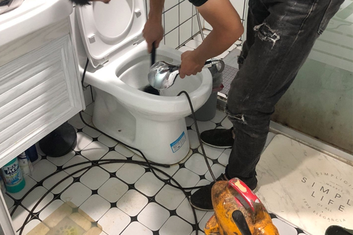 色达马桶堵塞自己疏通还是找师傅?专业上门服务让你省时更省心